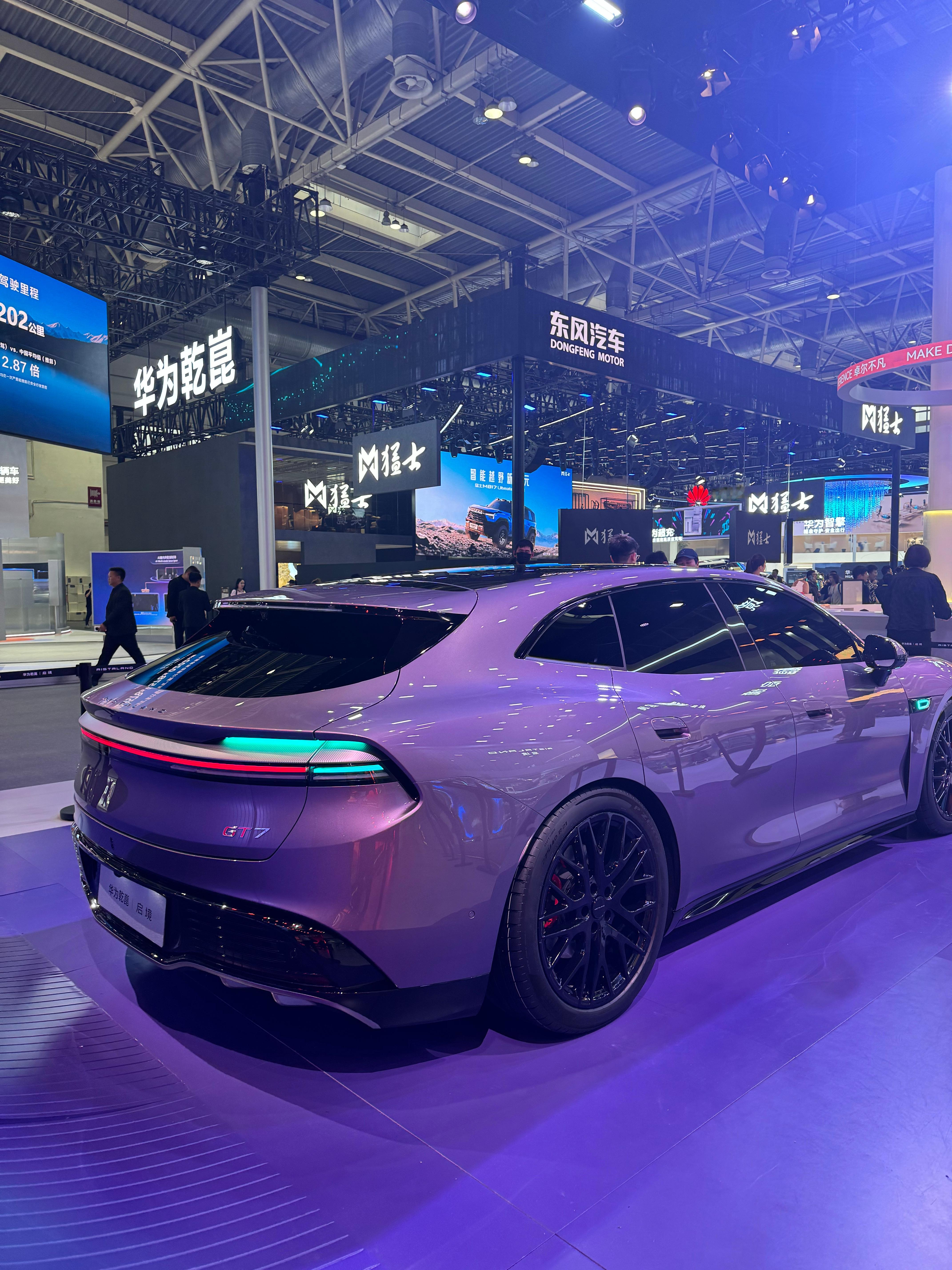 第一次见到启境GT7的实车，低趴猎跑造型是真的帅，而且妹妹还没说紫色很有韵味哈哈