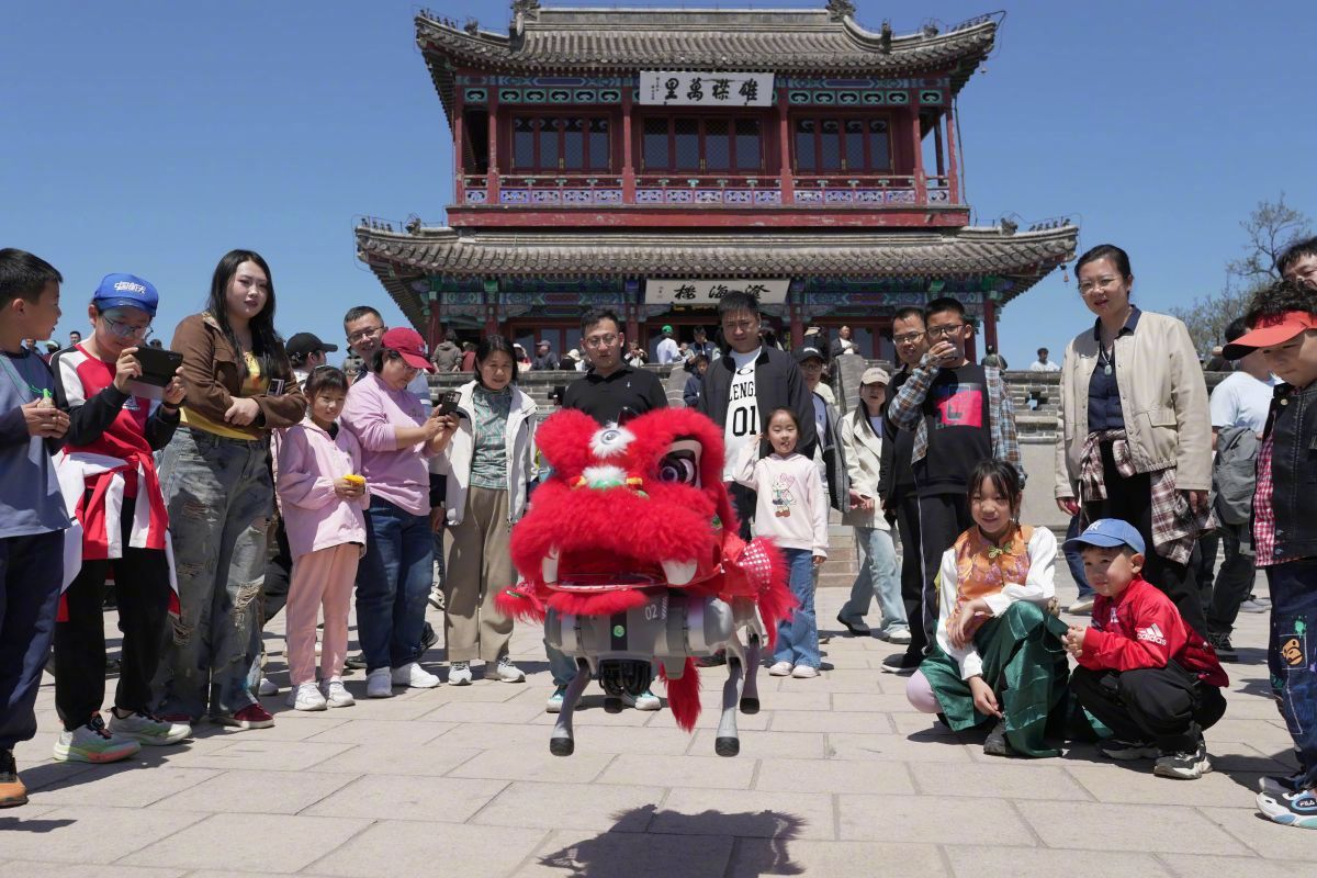 #五一假期多地景点引入机器人员工#【“五一”假期，多地旅游景点引入机器人“员工”