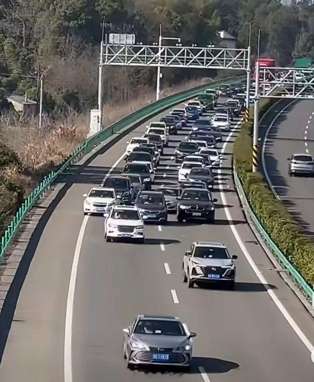 堵车的尽头在干嘛遇到这种慢速真的没办法，路怒症真的想爆粗口了，那么宽一条路居然被