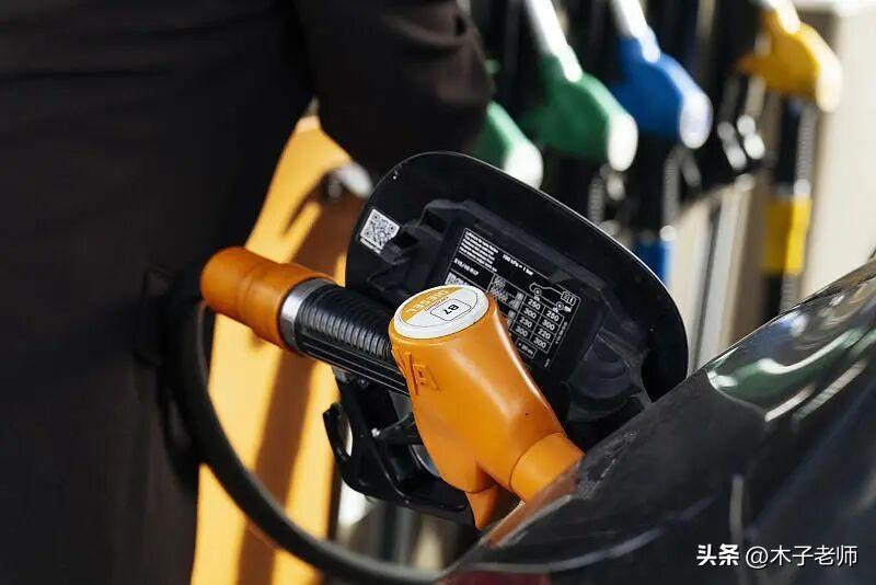 热点微评｜美伊冲突升级，霍尔木兹海峡原油通道被“封吼”。

今晚国内油价继续上调