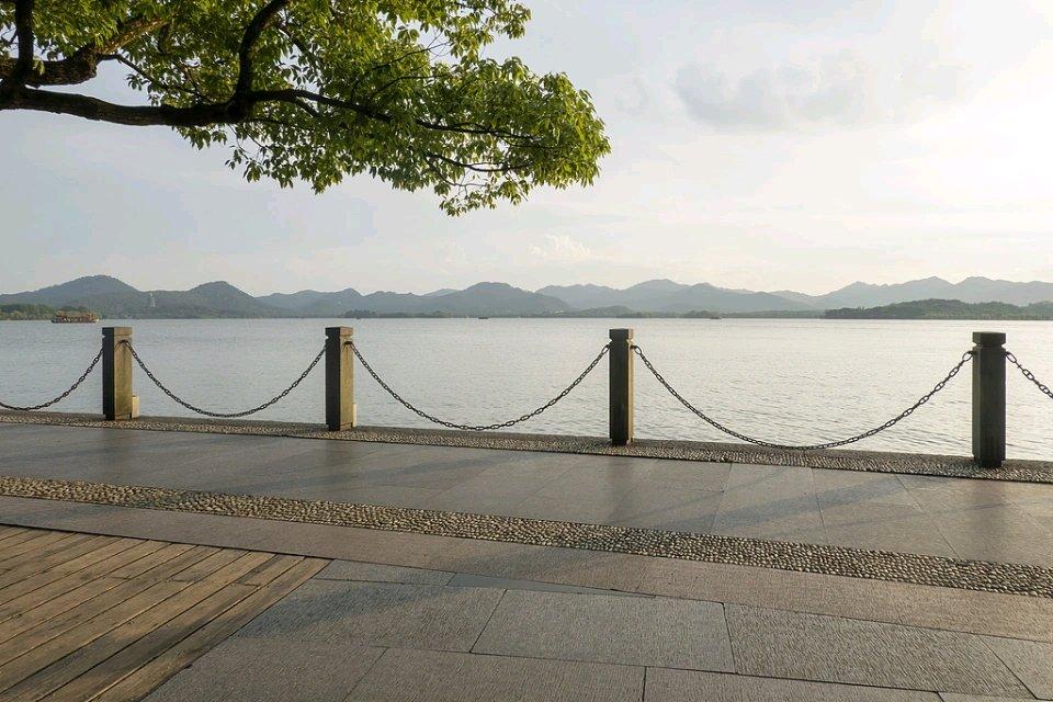 2023年9月的那个夜晚，一场争吵酿成了悲剧。夫妻为琐事拌嘴，妻子负气说去湖边自