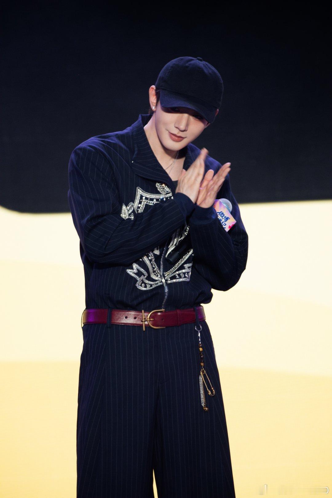 邓为花少私服邓为～行走的衣架子，根本看不够