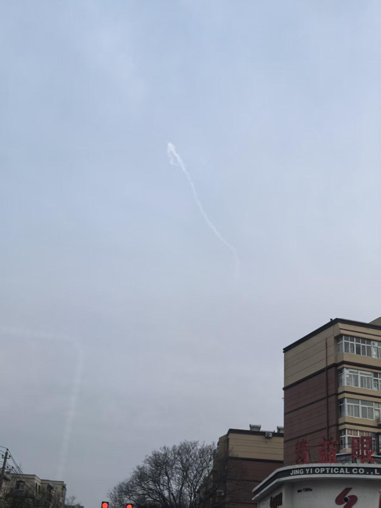 瓦房店爆炸声，天上一股白烟，原来是飞机音爆声