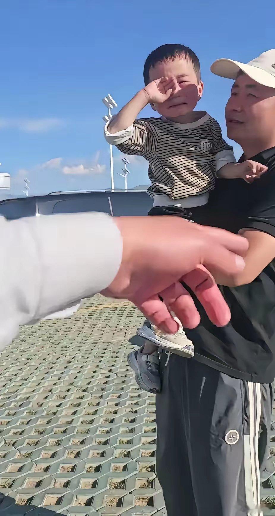 泪目了！青海湖边男子正和家人游玩，忽然感觉衣角被轻轻拉扯。转头一看，一个小男孩正