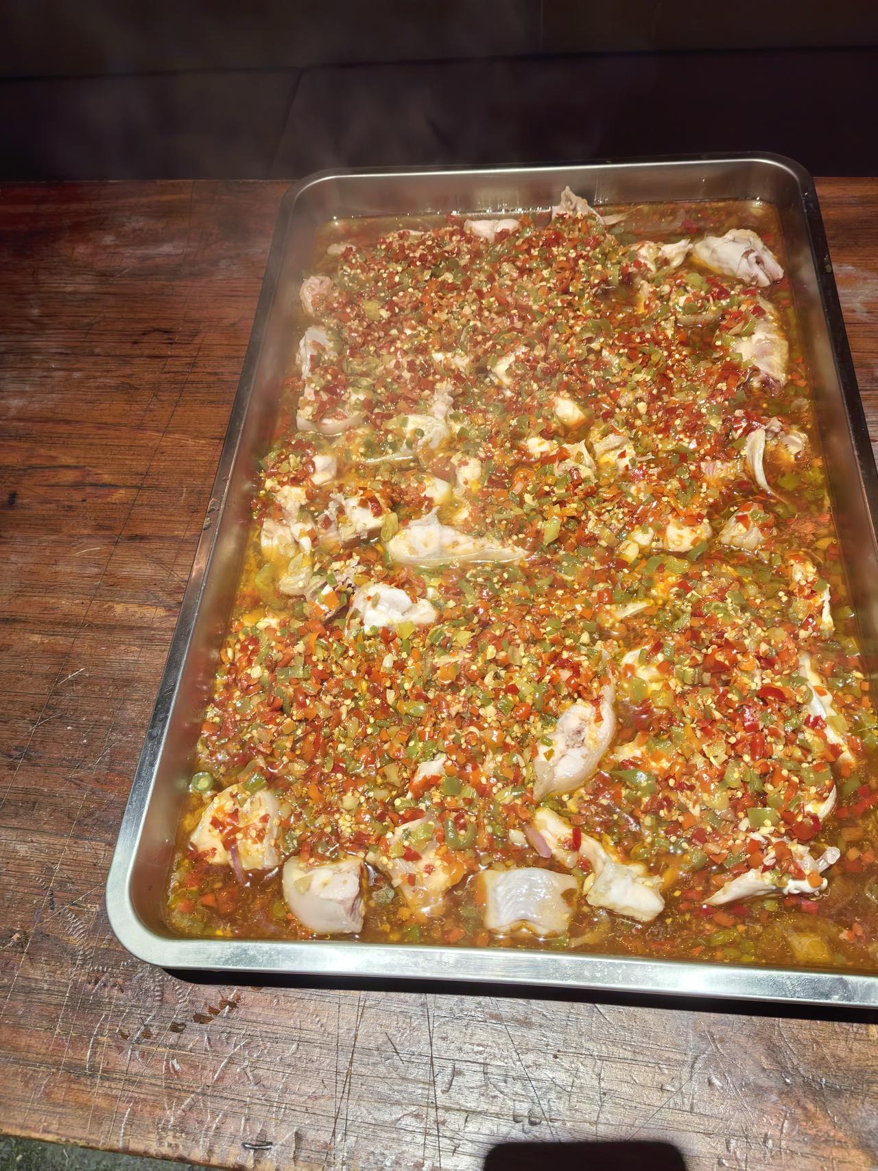 打工人的快手家常菜，真的不需要多复杂！今天的餐桌C位必须是剁椒蒸鮰鱼，鮰鱼肉质细