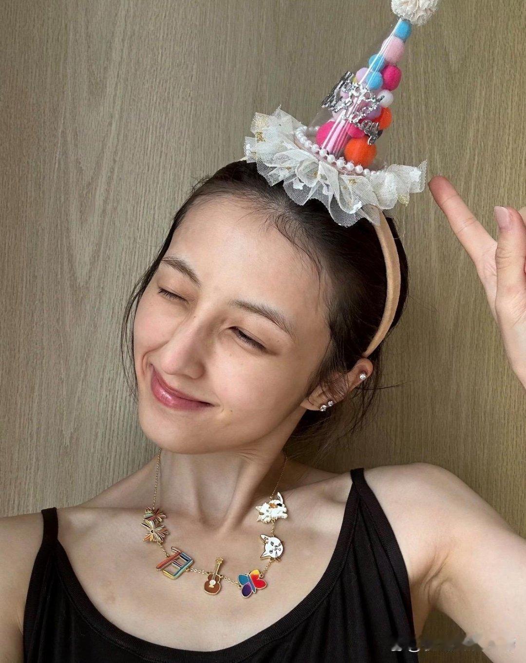 张子枫晒25岁生日照。没化妆没美白没滤镜。脸瘦得没多少胶原蛋白。不过鼻梁真高挺。