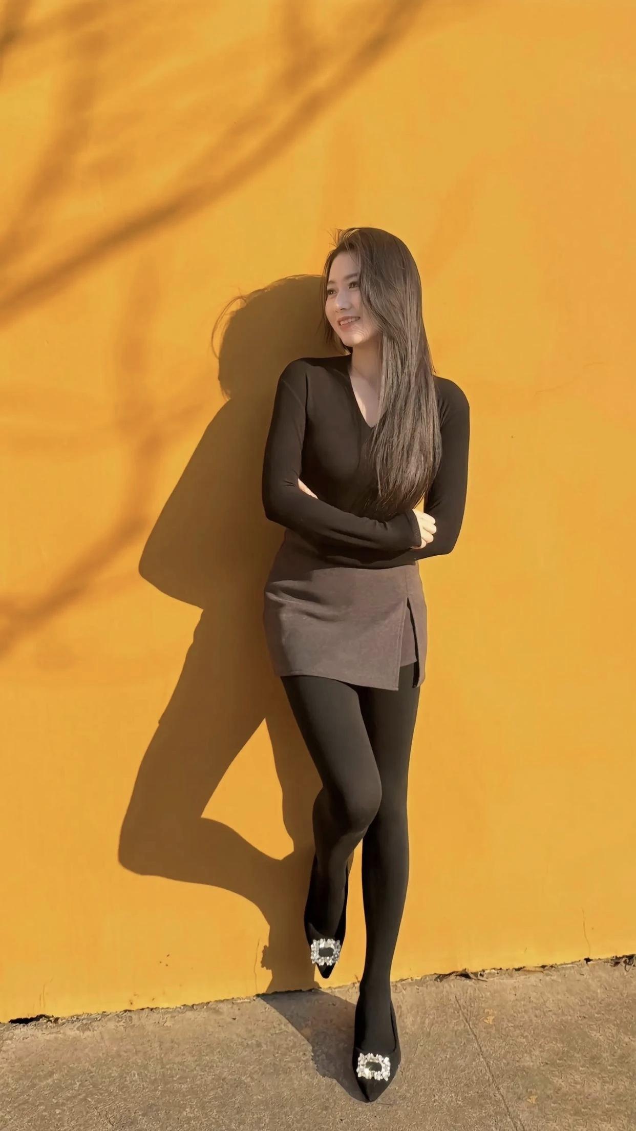 靓女的优美影像分享影落墙边人倚立，秋意渐浓。