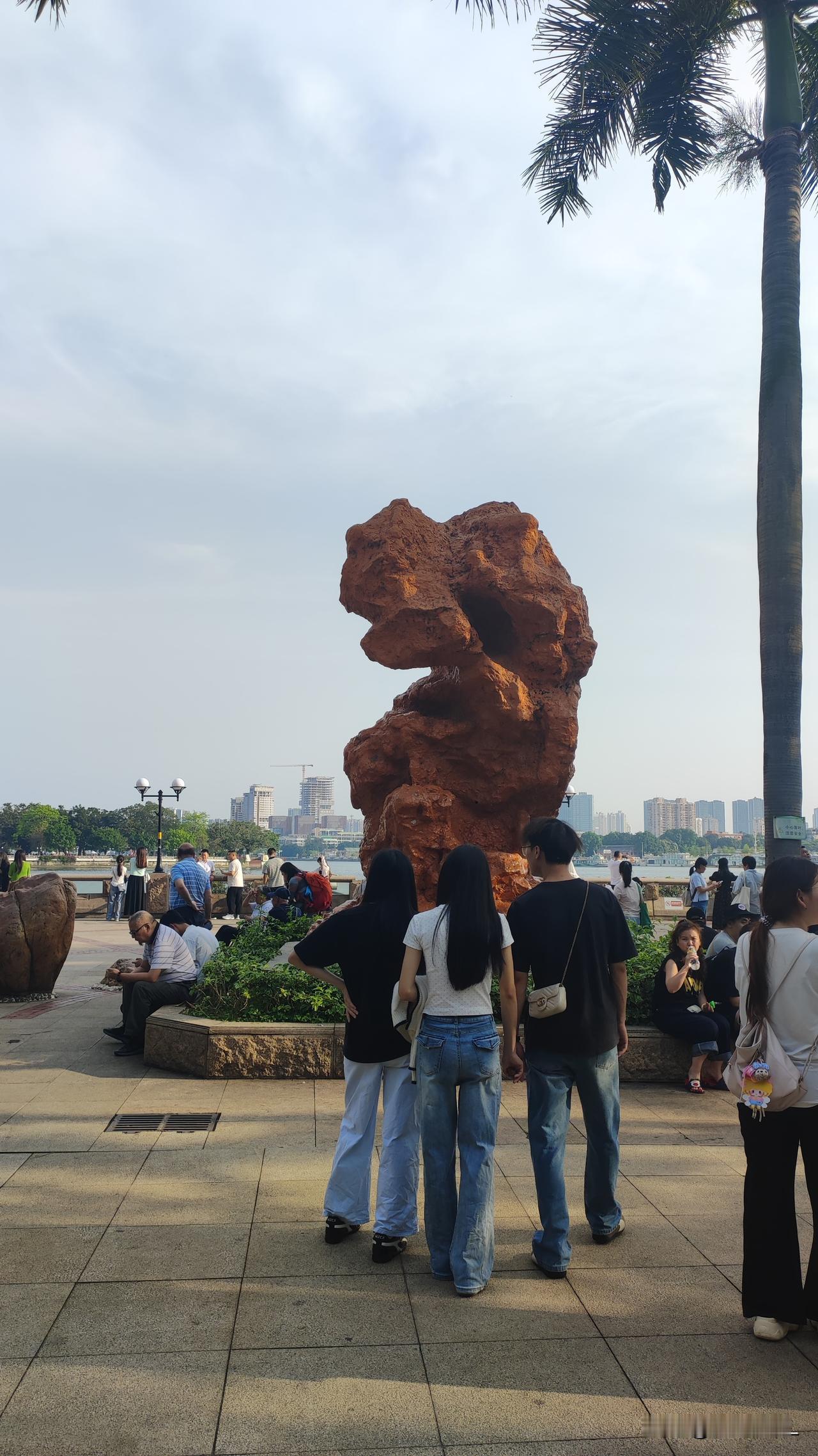 广州沙面岛。
沙面公园，绿树成荫，风光秀丽。
个性雕塑、雕像。
人流穿梭，热闹喧