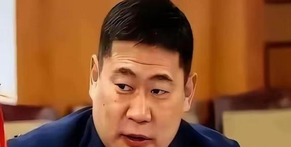 你去蒙古国待几天就会发现一个特别拧巴的现象。乌兰巴托街上的年轻人，嘴上骂中国骂得
