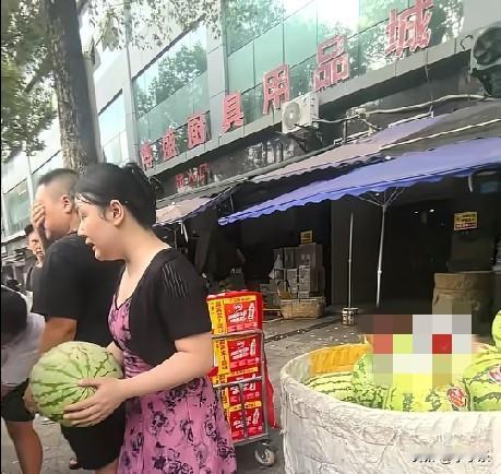 7月17日，重庆彭水现场志愿者人数已达两三百人，大家来自各行各业，有送外卖的，有