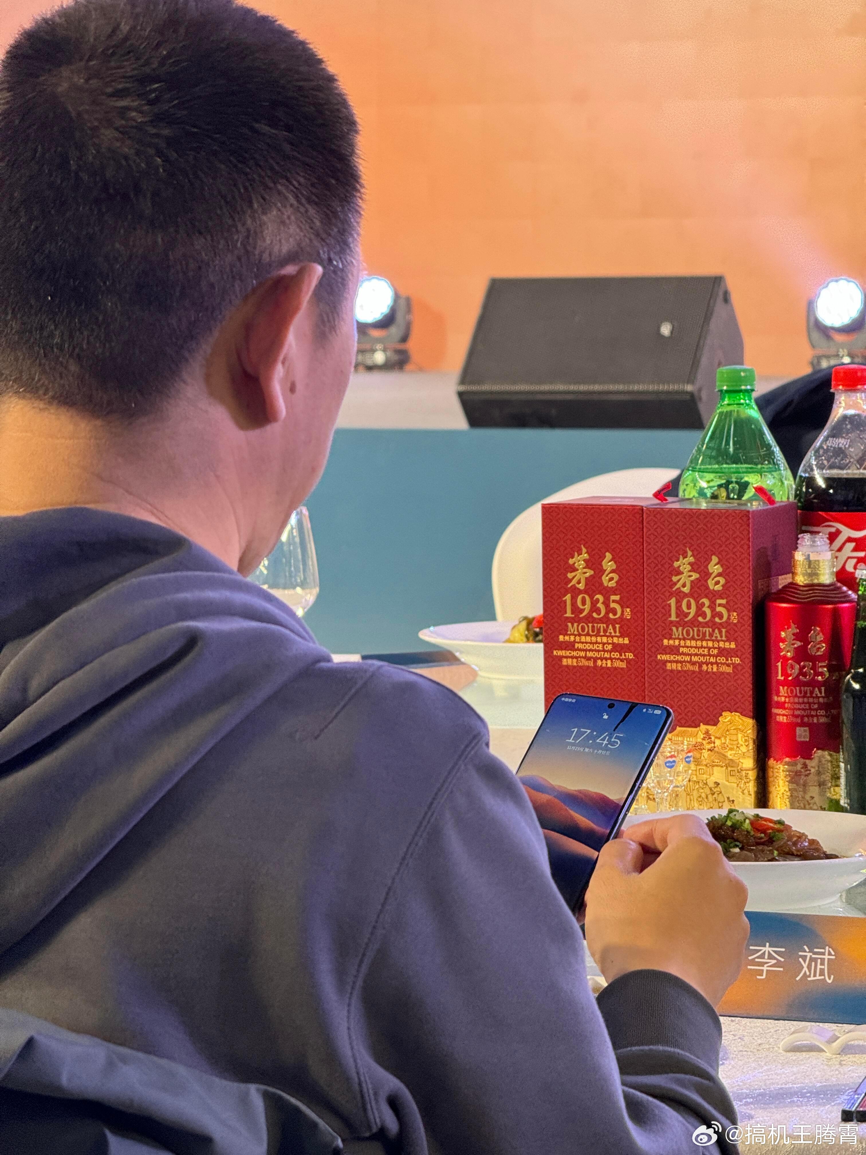 好家伙，斌子那么节省的吗，很显然他手机之前就磕碎了，不过漏液区域越来越大，都这样