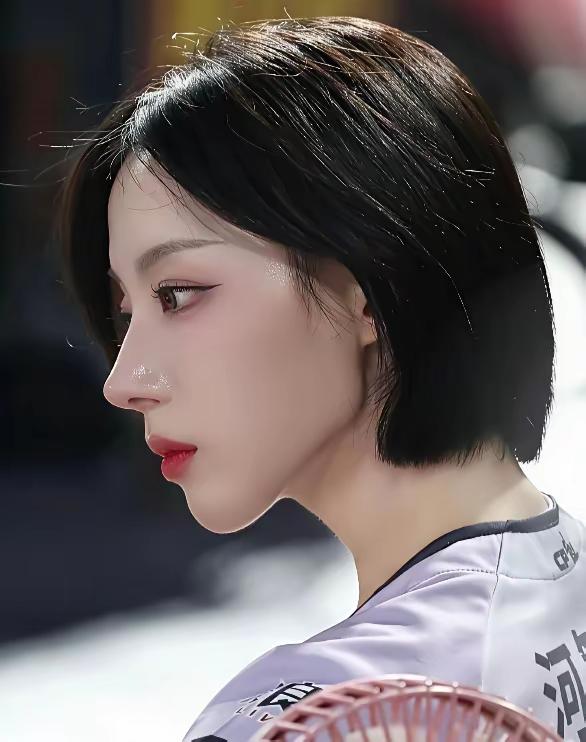 韩国女星的鼻子，一眼假，为啥都要整这个类型的鼻子呢?