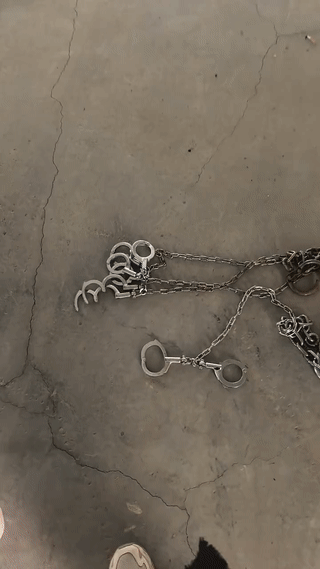 这些手铐、脚镣究竟是真的？假的？
难道监狱里的犯人都是戴这样的刑具吗？
这东西看