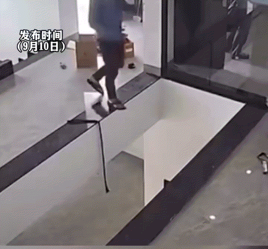 江苏，一装修师傅上门为业主装修，可师傅上到三楼时，因边玩手机边走路，就没有仔细确