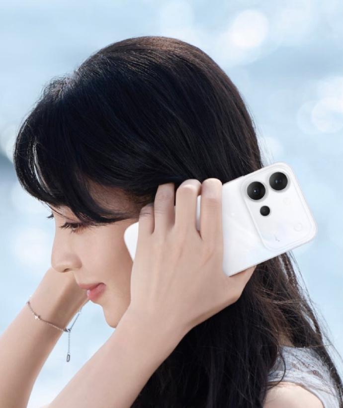 好像是vivo S60 系列曝光，一体冷雕玻璃的横置大 Deco，可以很🍎 