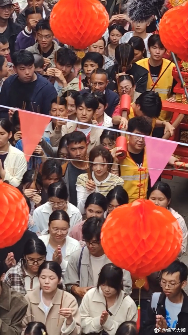 孙千在泉州拍游神孙千体验福建传统民俗洛阳古街偶遇《月下烟火》拍摄现场，流连老城街