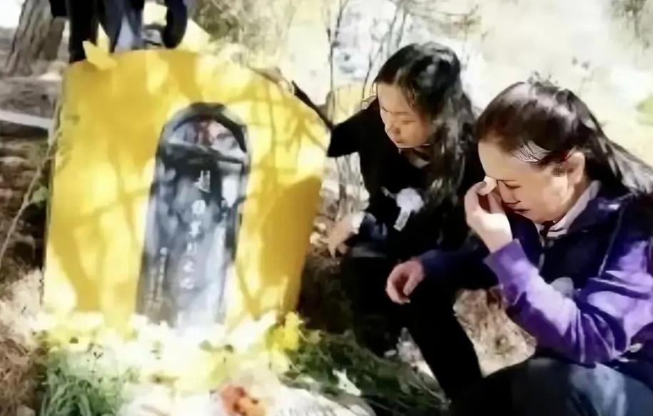 谁也没料到，曾在老山战场抱过临终战友赵维军的女护士张茹，2015年重返中越边境麻