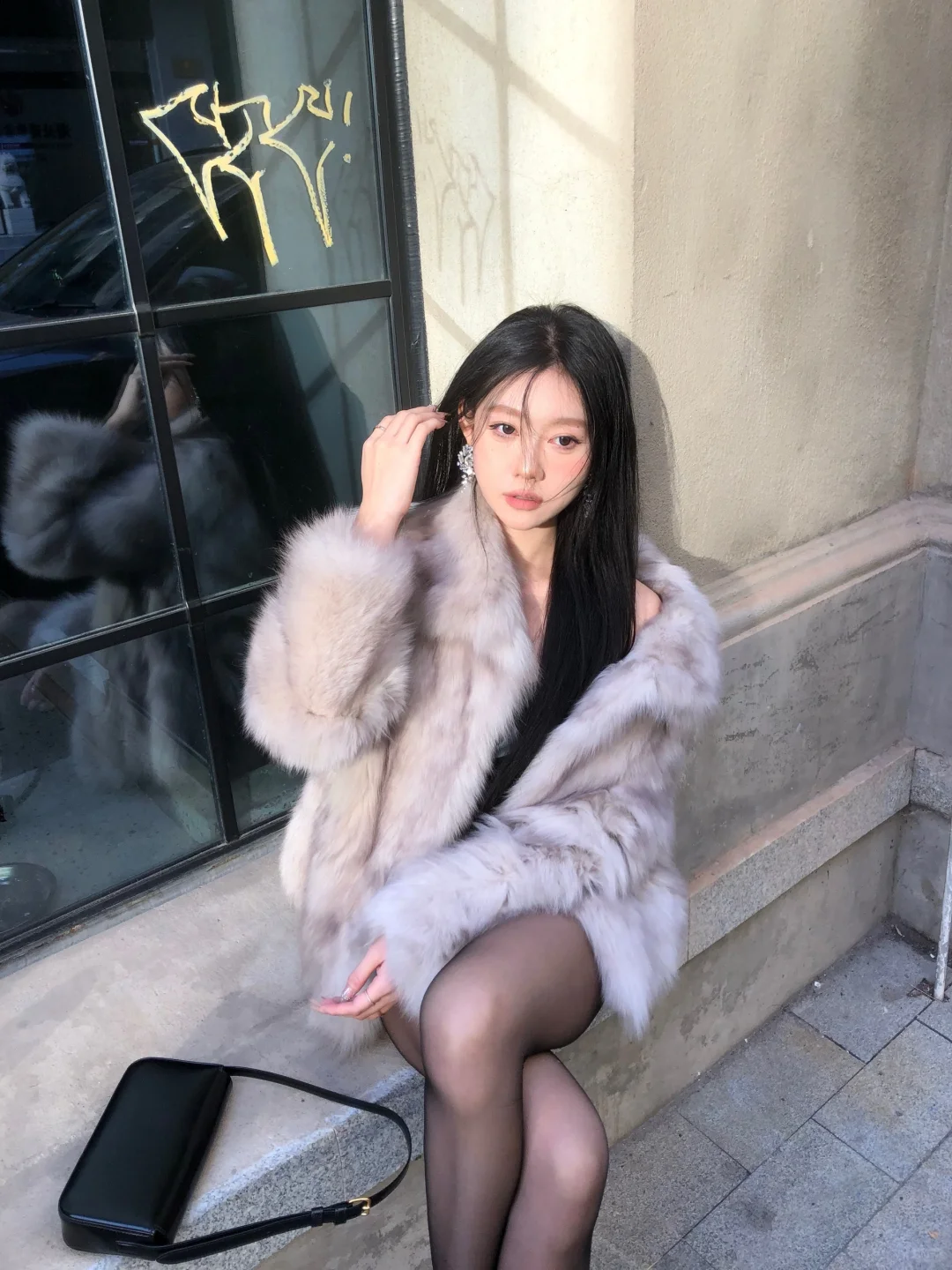 街角那个穿皮草的女人