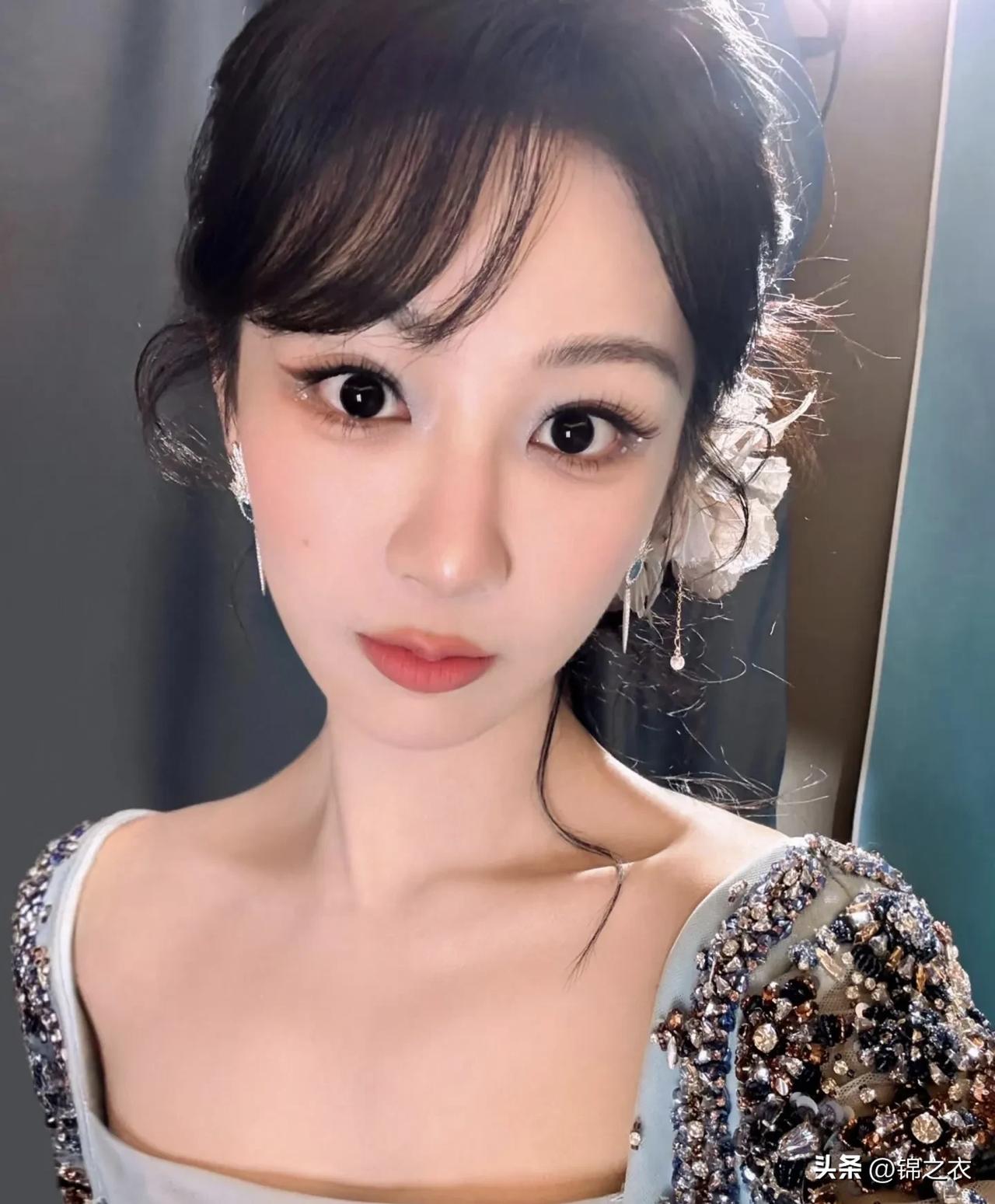 杨紫线下看更漂亮，而凡是线下见过她本人的，对她的颜值和气质都是无比称赞。

有网