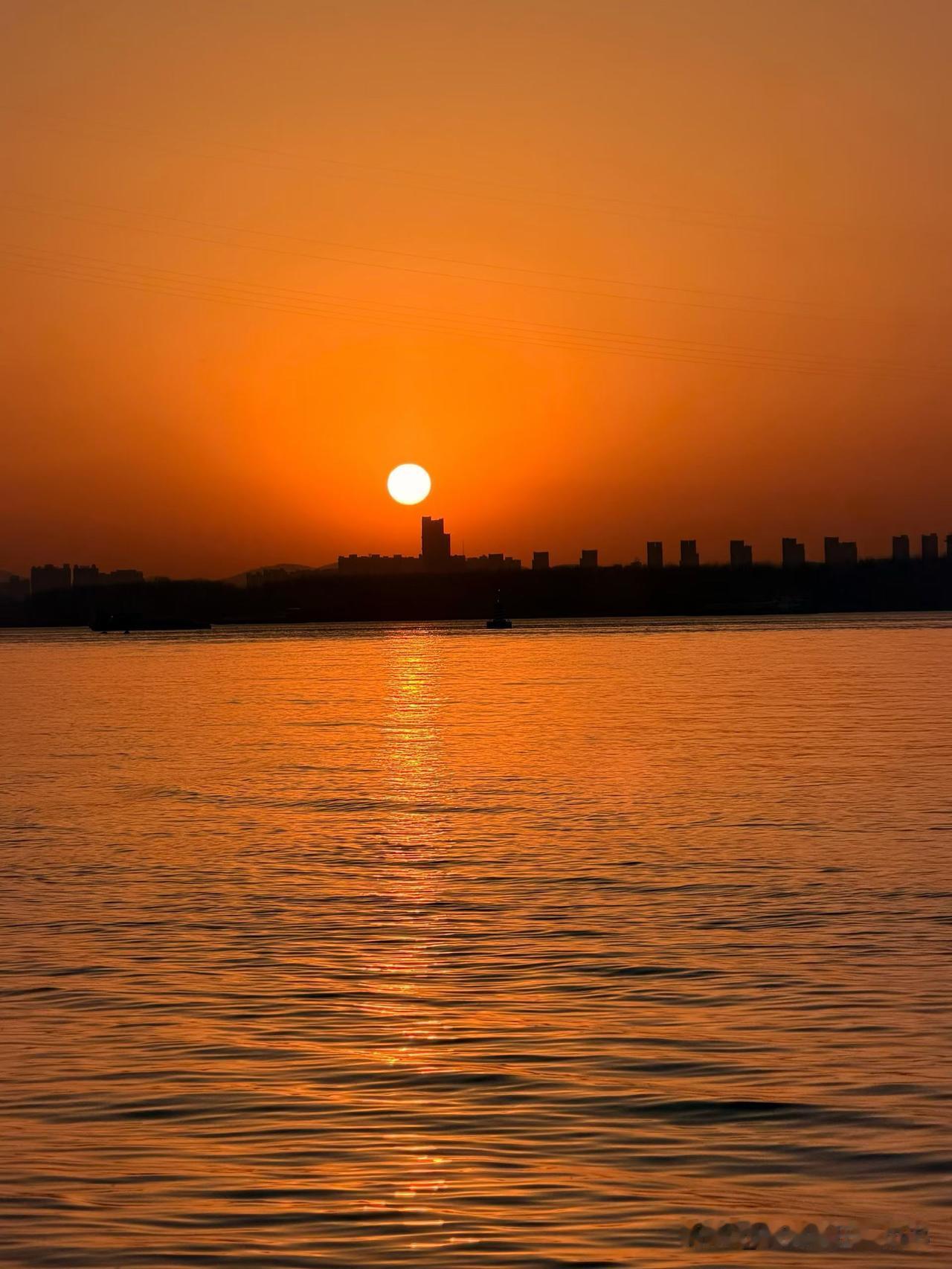 中国人的主要资产是房子，房子占绝大多数家庭资产配置的70%～80%。

而股市投