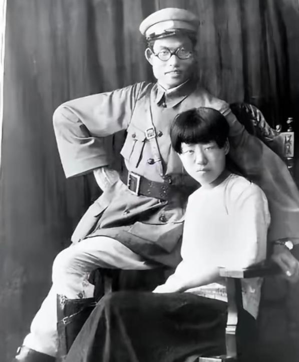 1940 年，延安，朱仲芷主动跟丈夫萧劲光离了婚。那一年她已经是六个孩子的母亲，