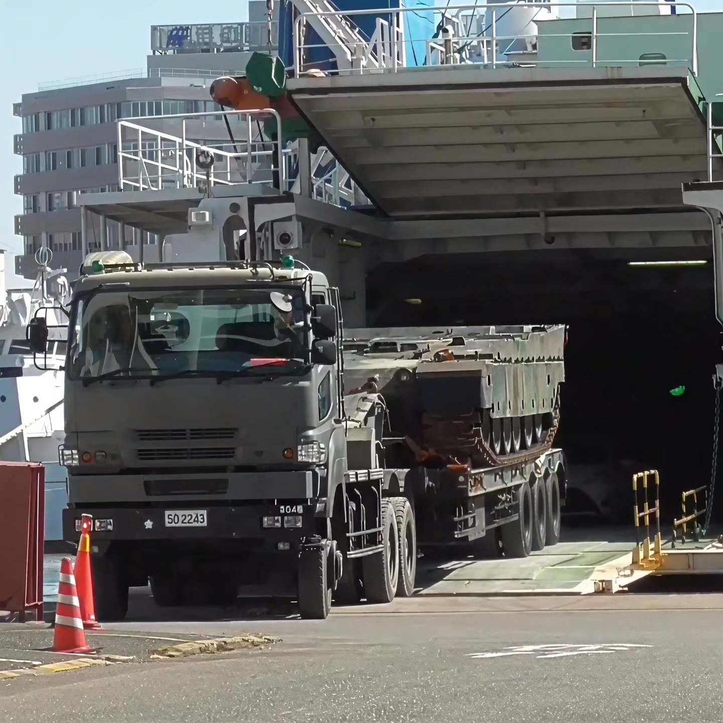 日本90式坦克重达50吨，对于日本的道路和桥梁而言过于沉重，有时甚至需要将炮塔和