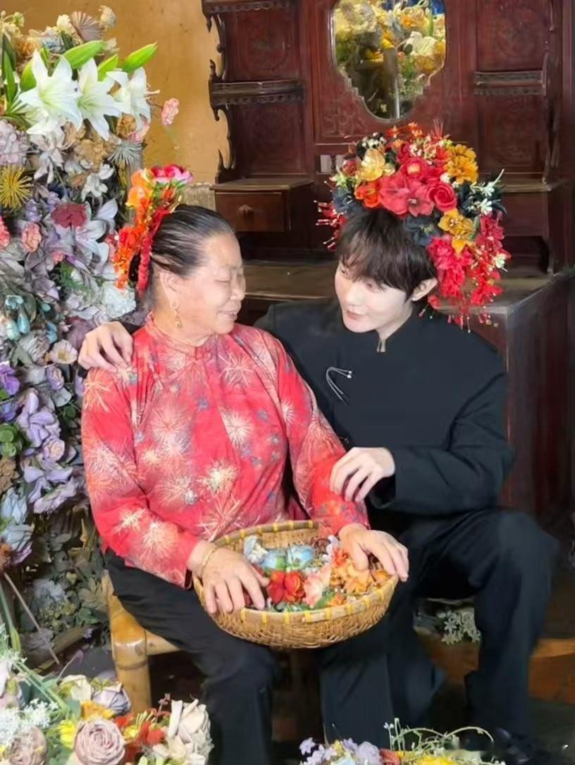 全网都在泉州偶遇刘也 刘也泉州体验簪花破大防了！看刘也安静地坐在闽南老房子里，阳