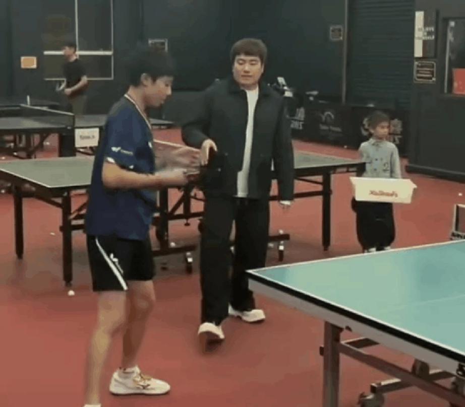 哎呦喂，这不是梁副队吗？
带老婆孩子去度假也得加班啊，
而且是带娃加班，
这是到
