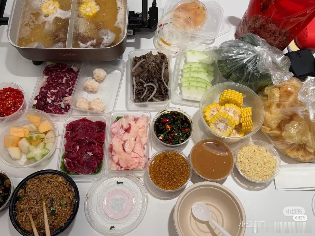 小情侣的夜宵时间～令人期待的周一来喽，但是更希望小情侣度过一个轻松愉快的假期，不