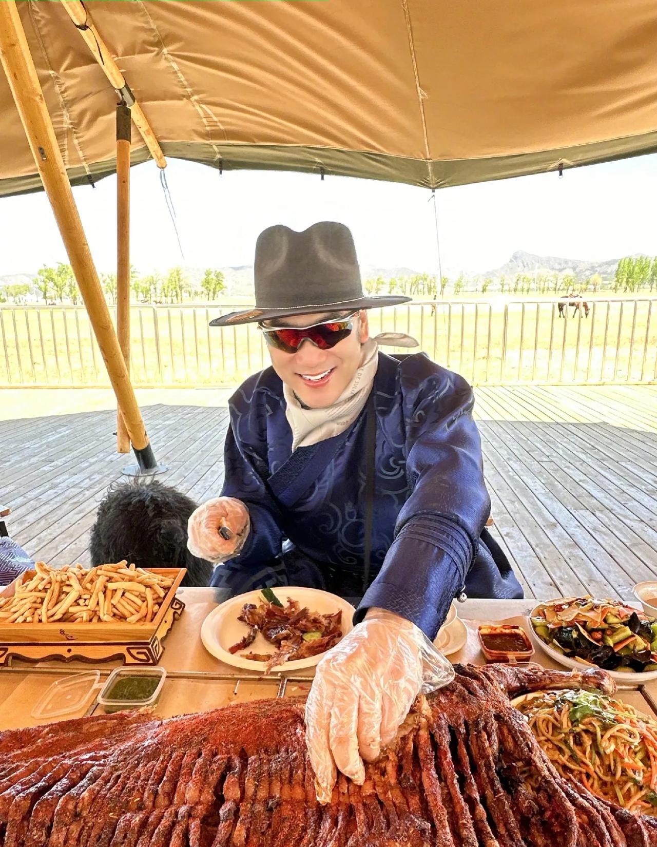 “不老男神”林依轮现身大草原，挽弓牵马吃美食，满满的体验感！林依轮身穿一袭民族服