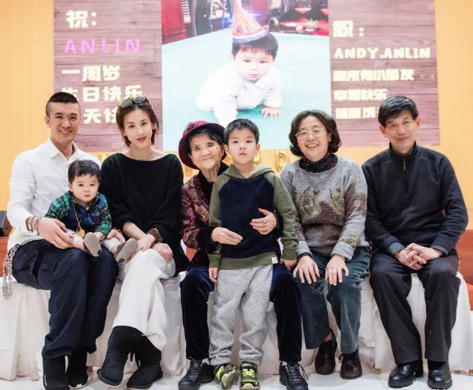 黄圣依仍然想离婚，介个女人终于意识觉醒了。她的家世背景有多强？黄圣依妈妈在节目中