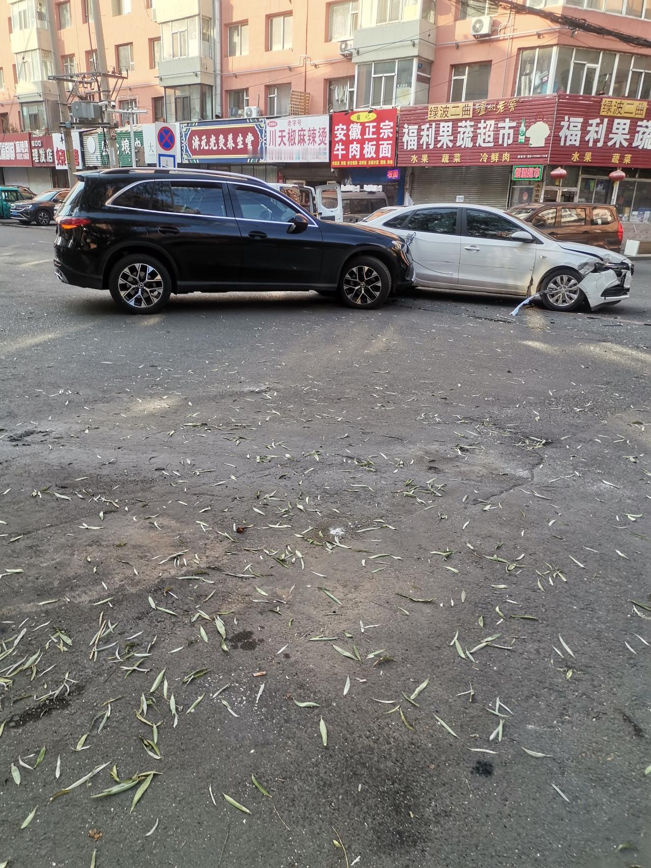 坐标吉林市顺城街，一辆大奔与一辆别克来了场“亲密接触”，由此可见，开车慢行至关重