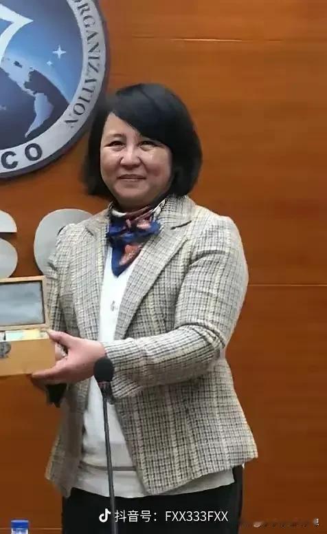 “懂什么叫使馆车吗？”，“懂什么叫外交豁免权吗？”真是台上会装，台下是鬼啊！好狗