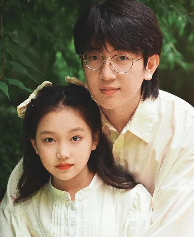 上海一男子领养了一个12岁的盲童女孩，花25万给他治眼睛，谁料女孩眼睛治好后，跪