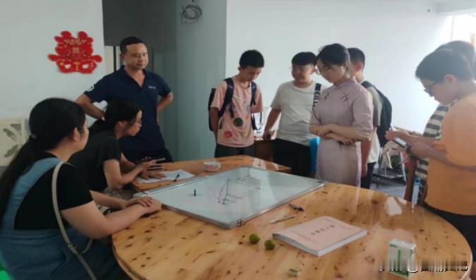 四川宜宾，4名大学生暑期为学生补课，却遭到举报，相关部门认为他们没有“教师资格证