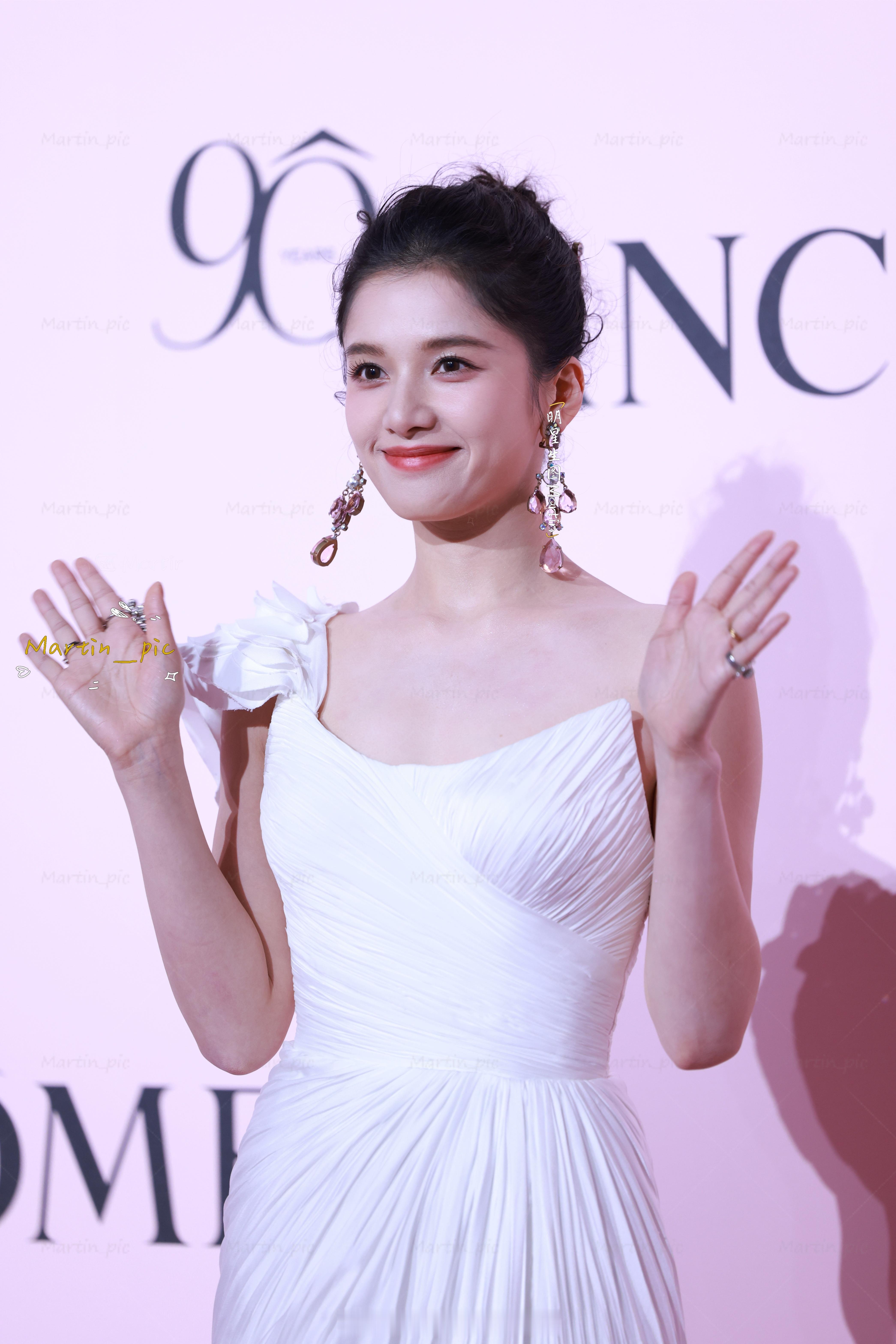 张婧仪[超话] 张婧仪兰蔻活动红毯生图白色长裙真的仙气飘飘，公主好适合简单妆造[