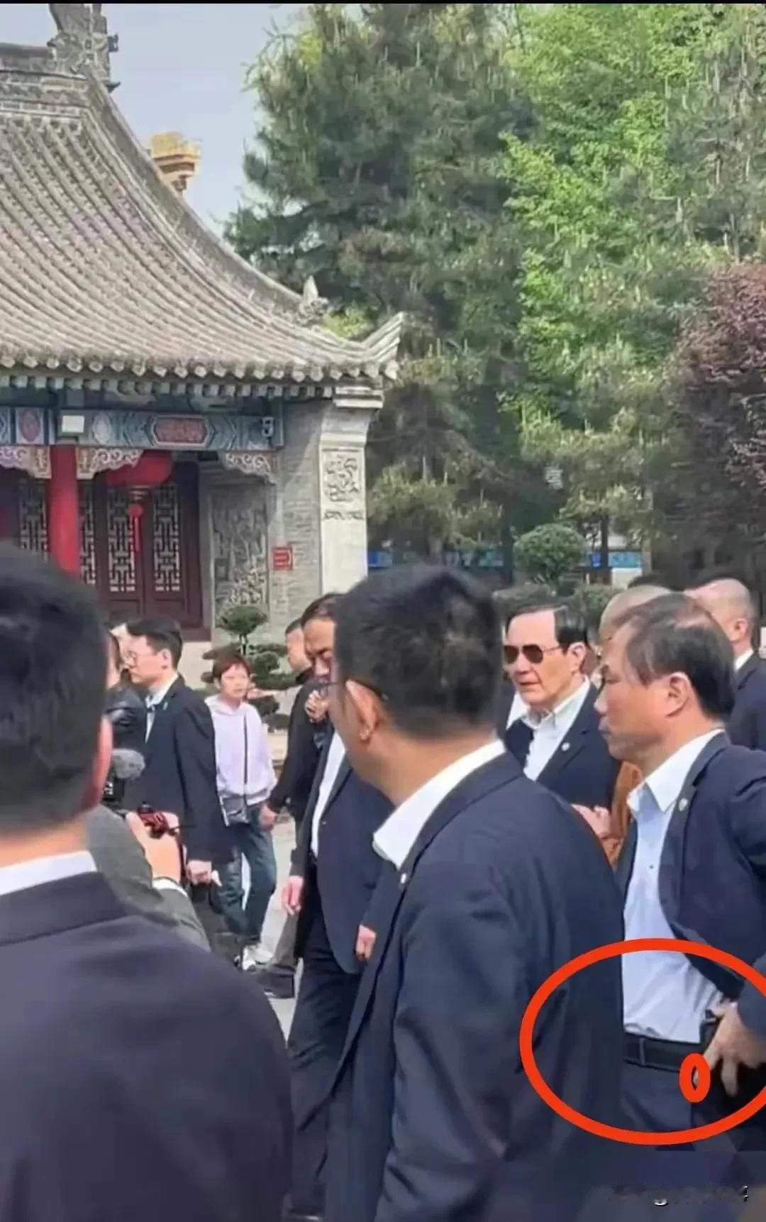 网友拍到马英九西安行惊险一幕！
   这应该马英九随行的安保人员，而且是经过大陆