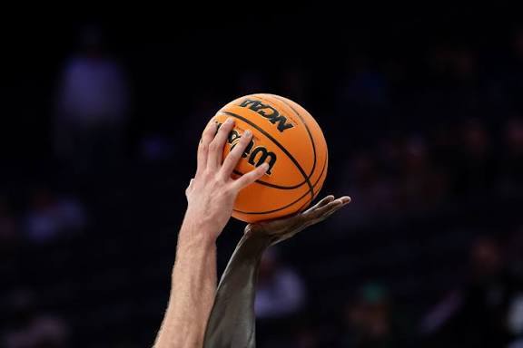 美国联邦检察官起诉20人，指控他们操纵美国大学篮球比赛和中国职业篮球CBA赛事。