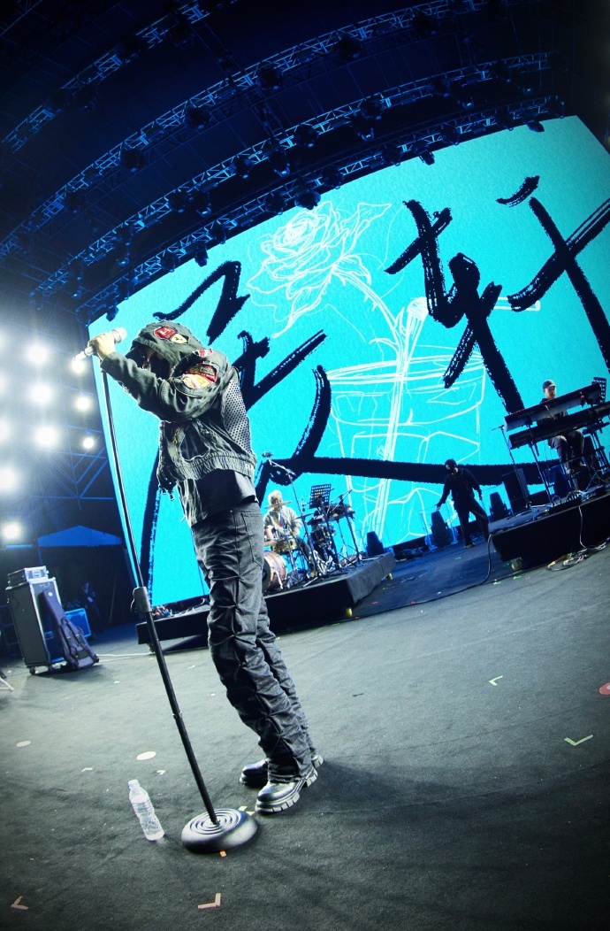 展轩今晚舞台见，展轩音乐节舞台彩排照，就这个展轩帅啊，坐等今晚舞台了！ 