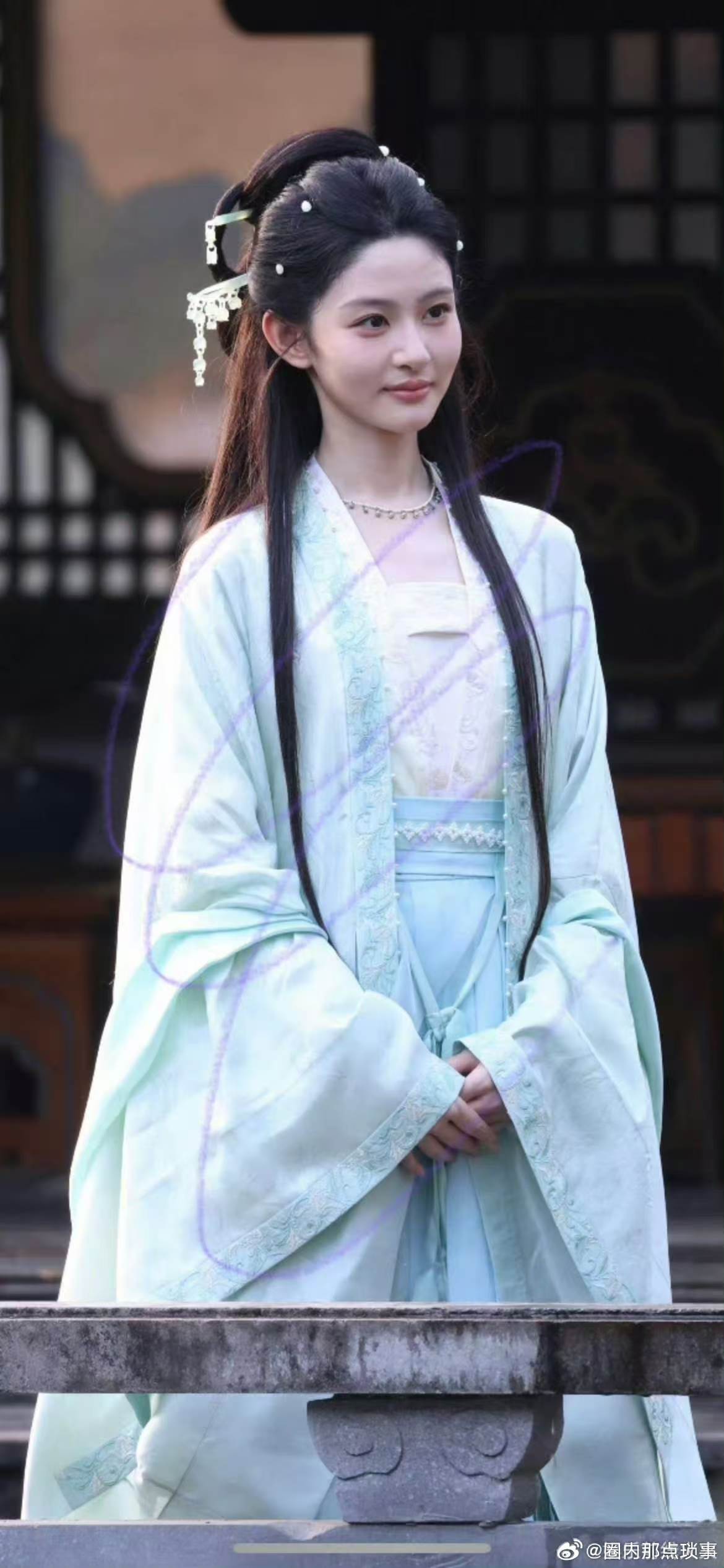 赵晴《听银》新造型路透刷新颜值上限，素雅古风造型，完美诠释温婉娴静的古典美人赵晴