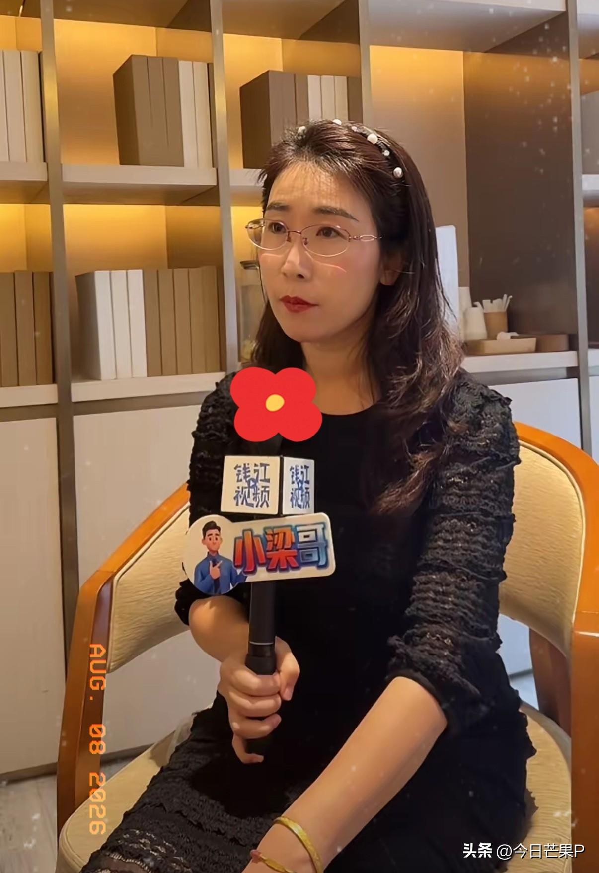 原来朱女士离婚案延期是有原因的。
​刚刚，朱女士接受了一家媒体的现场采访，直播时