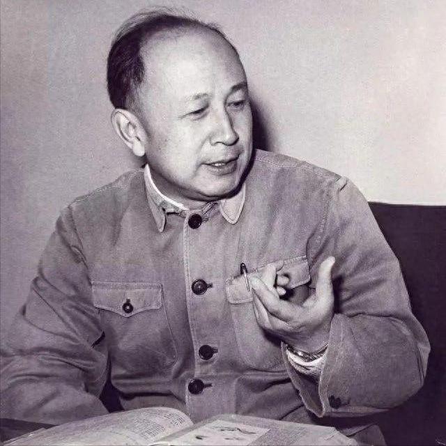 1964年，钱学森回家吃饭，夹起一块红烧肉，突然惊呼：“别吃，拿去化验！”，谁知