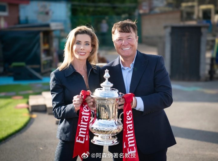 曼斯菲尔德老板约翰·雷德福和他的夫人卡罗琳接受了《太阳报》采访：抽到阿森纳这简直