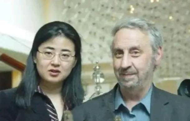 1999 年，28岁北大才女 田晓菲 嫁给53岁 美国 导师，父母气的咬牙切齿，