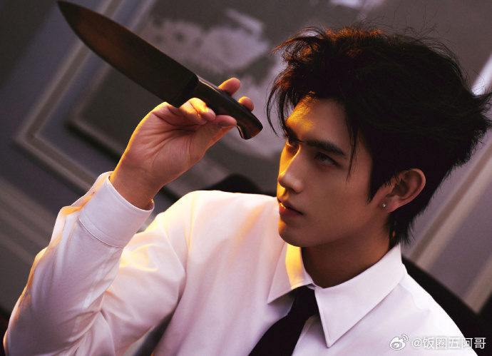 好帅气的陈飞宇陈飞宇出个国帅成啥了