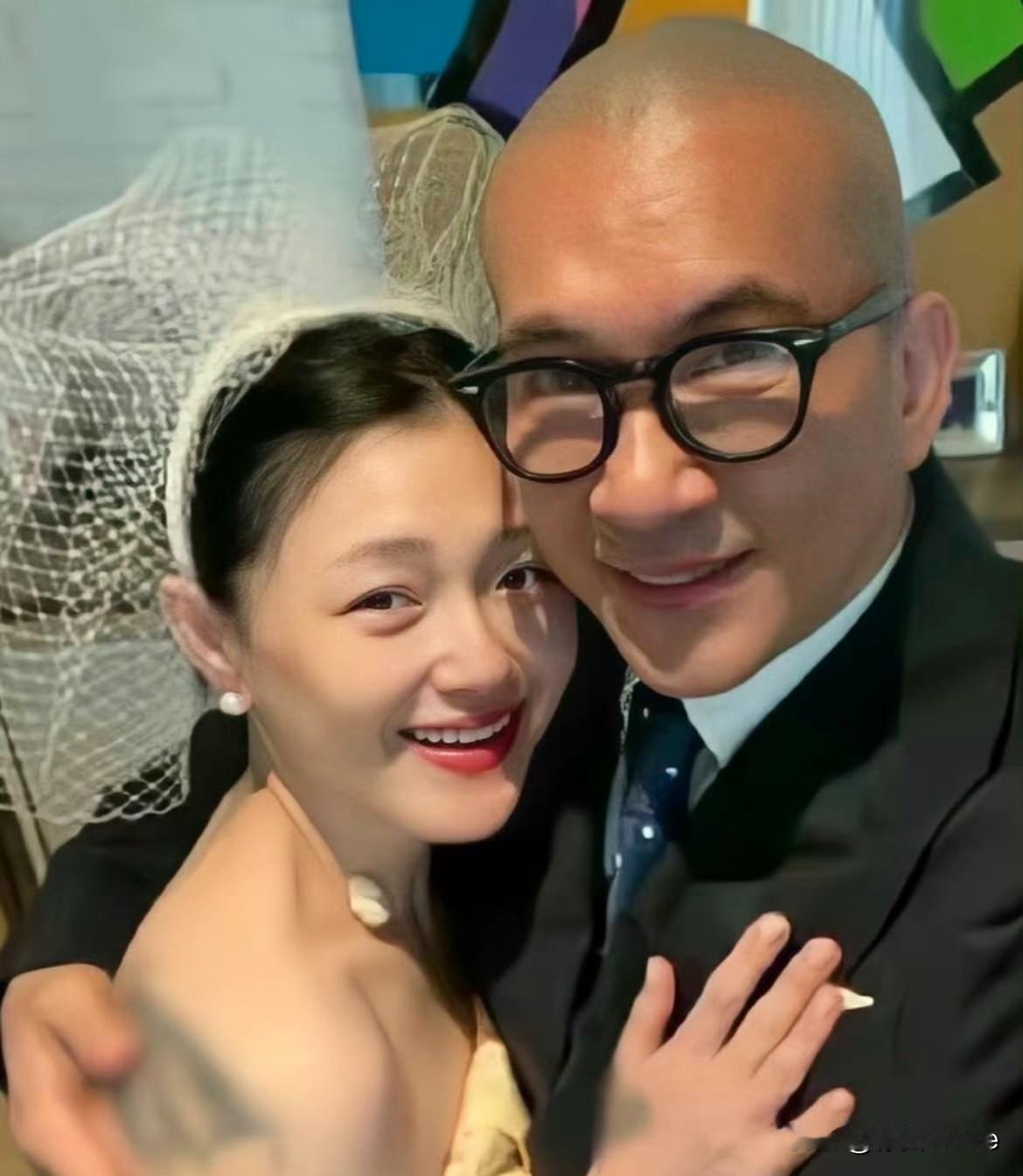 2月4日，去年2月她骤逝，3月他开始拍摄为期一年的纪录片，如今拍摄结束，他说他要