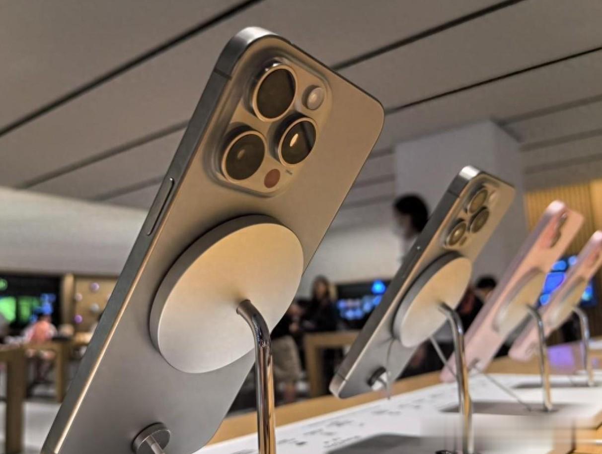 目前，苹果今年的新款机型iPhone 15系列在国内上市已超半个月。但有市场分析