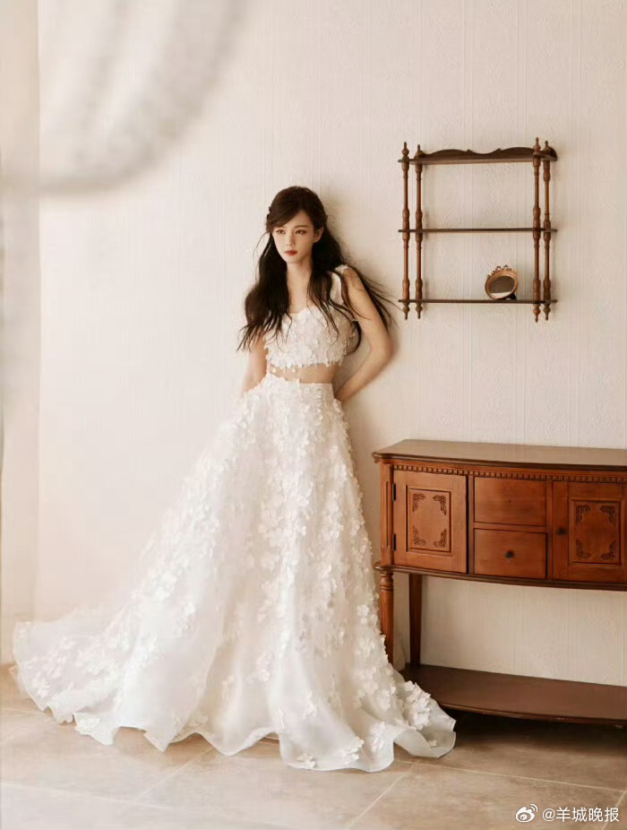 【分享内娱女明星白色礼服大片】纯白底色自带纯净与圣洁的氛围，或缎面流光、或轻纱飘