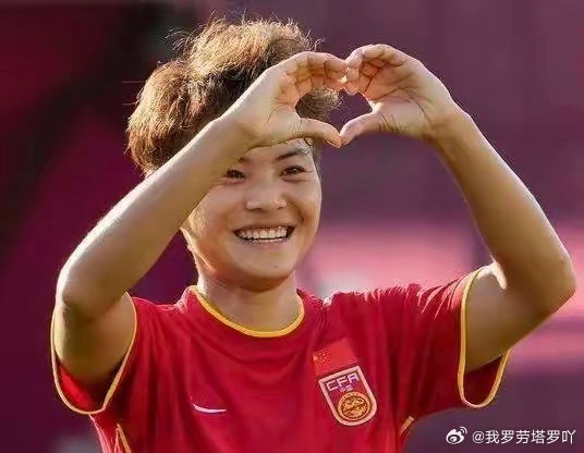 中国女足2比1朝鲜女足在2-1的激烈对决中，陈巧珠一记势大力沉的远射如离弦之箭，