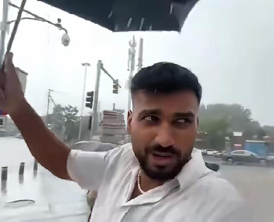 大部分印度高种姓都有一个认知，误以为种姓制度出了印度也可以用。

45岁的拉吉来